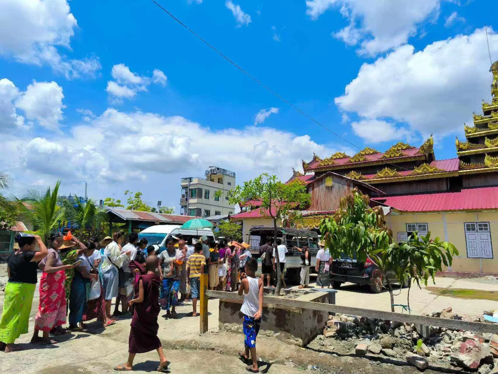 Emergency meals served in Myanmar after the earthquake